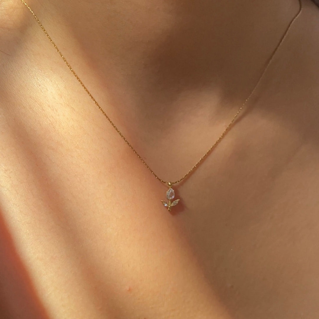 Tulip gold necklace